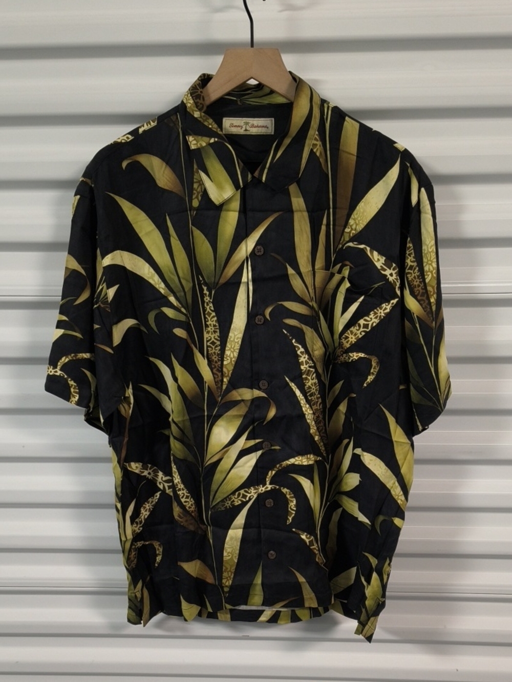 Tommy Bahama Paradise Nation Beach Hawaiian T-Shirt Men's Large 100% Silk